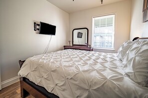 Tabla de planchar con plancha, wifi y ropa de cama 