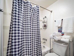 Hair dryer, towels, soap, shampoo - Historic "Old Sac" Waterfront Apt + Free Parking! (Sacramento)
