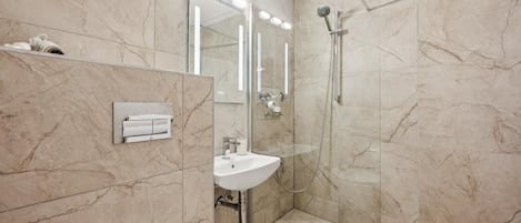 ヘアドライヤー、タオル、石鹸、トイレットペーパー