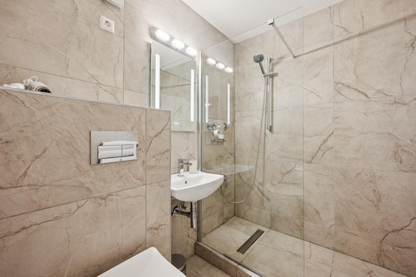 Haartrockner, HandtĂŒcher, Seife, Toilettenpapier