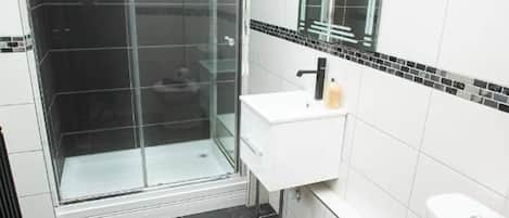 House, 5 Bedrooms | Bathroom