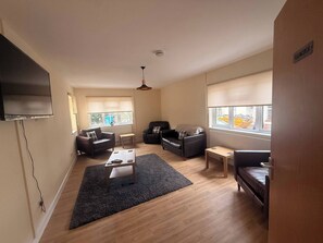 Living room - Full House Roomy BNB (Merthyr Tydfil)