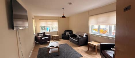 House, 5 Bedrooms | Living room
