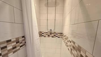 House, 5 Bedrooms | Bathroom