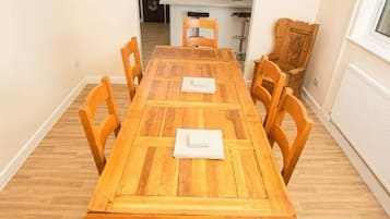 House, 4 Bedrooms | Dining