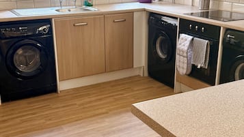 House, 4 Bedrooms | Laundry