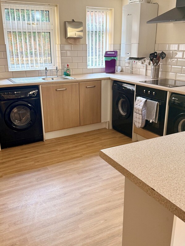 House, 4 Bedrooms | Laundry - Full House Roomy BNB (Merthyr Tydfil)