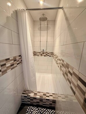 House, 5 Bedrooms | Bathroom - Spacious House Sleeps 10 -near Bikepark Wales -central -parking (Merthyr Tydfil)
