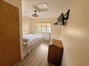 House, 4 Bedrooms - Full House Roomy BNB (Merthyr Tydfil)