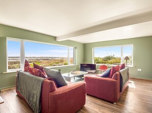 TV - Bun Inbhir cottage with views (Rosmuck)