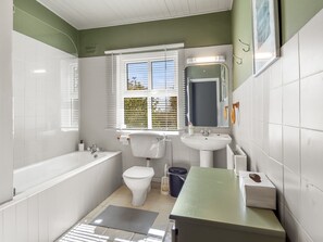 Hair dryer, towels - Bun Inbhir cottage with views (Rosmuck)