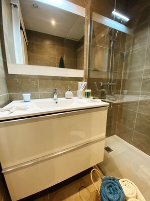 Hair dryer, towels, soap - Apartment in Arrecife, C/ Leon y Castillo. San Ginés Pond (Arrecife)