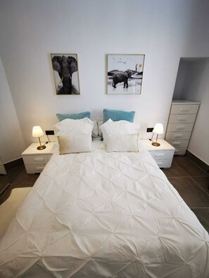 1 bedroom, iron/ironing board, internet, bed sheets - Apartment in Arrecife, C/ Leon y Castillo. San Ginés Pond (Arrecife)
