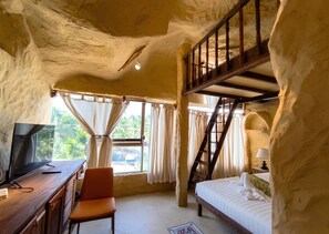 Desk, blackout curtains, soundproofing, iron/ironing board - Oxy homestay Mui Ne (Phan Thiet)