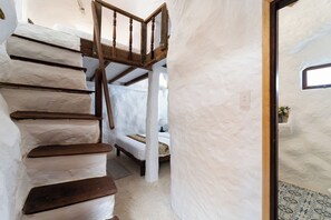 A spiral staircase with wooden steps and a wooden railing. - Oxy homestay Mui Ne (Mui Ne)
