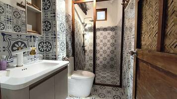 Dobbeltrom – deluxe, byutsikt | Bad