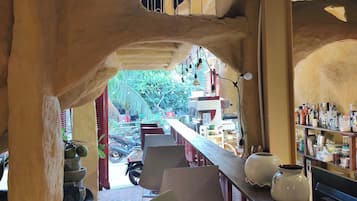 Bar (trong khuôn viên)