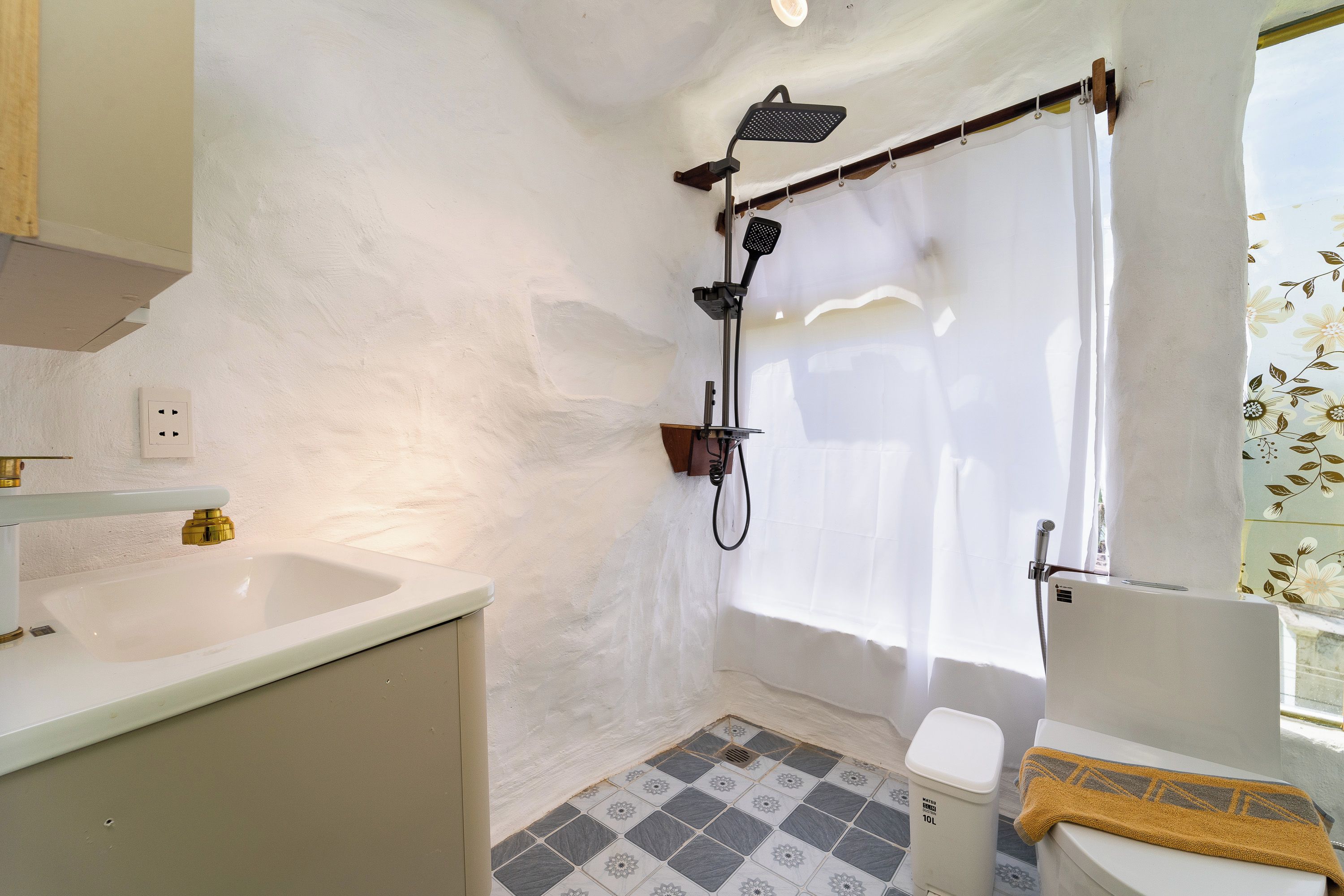 Une salle de bain avec une baignoire, une douche, des toilettes et un lavabo.