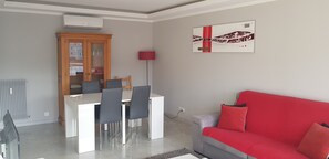 Living area - New ! Breathtaking views of castle hill and the mediterranean sea (Nice)