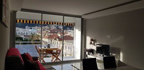 Living area - New ! Breathtaking views of castle hill and the mediterranean sea (Nice)