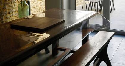 L'Atypique - Heated pool in a stone house with unusual spaces