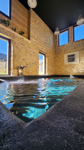 L'Atypique - Heated pool in a stone house with unusual spaces