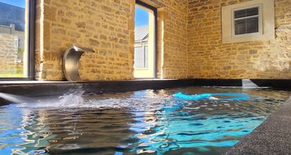 L'Atypique - Heated pool in a stone house with unusual spaces