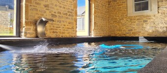 L'Atypique - Heated pool in a stone house with unusual spaces