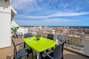 Outdoor dining - Apartment 'Casa Da Âncora' with Sea View, Wi-Fi and Air Conditioning (Armação de Pêra)