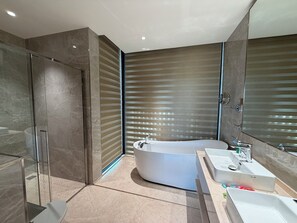 Shower, hair dryer, towels, soap - Luxury Villa Near My Khe Beach (Đà Nẵng)