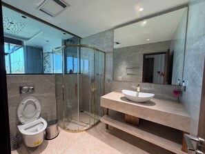 Shower, hair dryer, towels, soap - Luxury Villa Near My Khe Beach (Đà Nẵng)