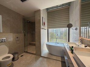 Shower, hair dryer, towels, soap - Luxury Villa Near My Khe Beach (Đà Nẵng)