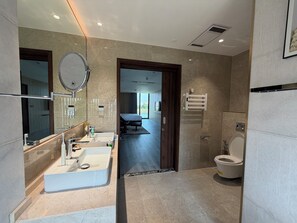 Shower, hair dryer, towels, soap - Luxury Villa Near My Khe Beach (Đà Nẵng)