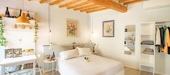 LA CASA DEL VINO-THE WINE HOUSE