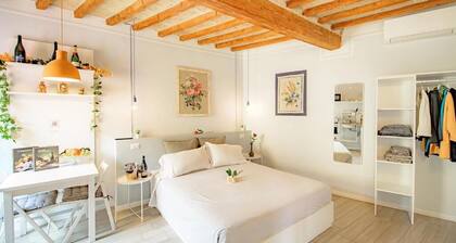 LA CASA DEL VINO-THE WINE HOUSE