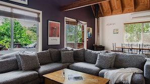 Smart-TV, Kamin, Bücher