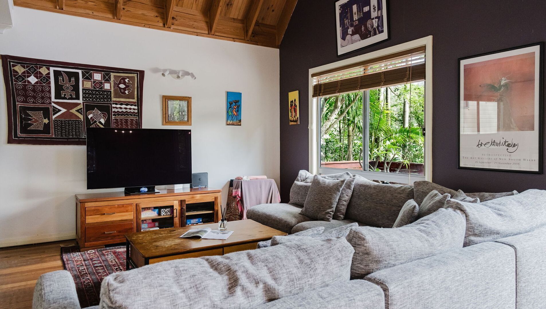 Smart-TV, Kamin, Bücher