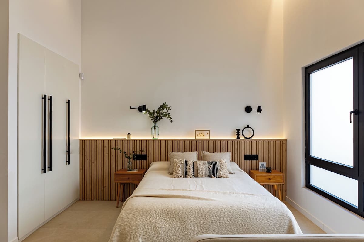 Deluxe Apartment, 1 Queen Bed, Mobility Accessible, Non Smoking | Soundproofing, iron/ironing board, WiFi (free)