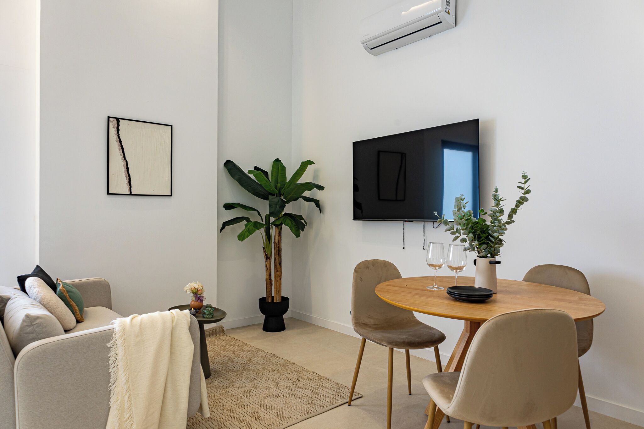 Deluxe Apartment, 1 Queen Bed, Mobility Accessible, Non Smoking | Dining