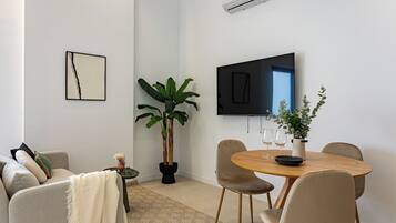Deluxe Apartment, 1 Queen Bed, Mobility Accessible, Non Smoking | Dining