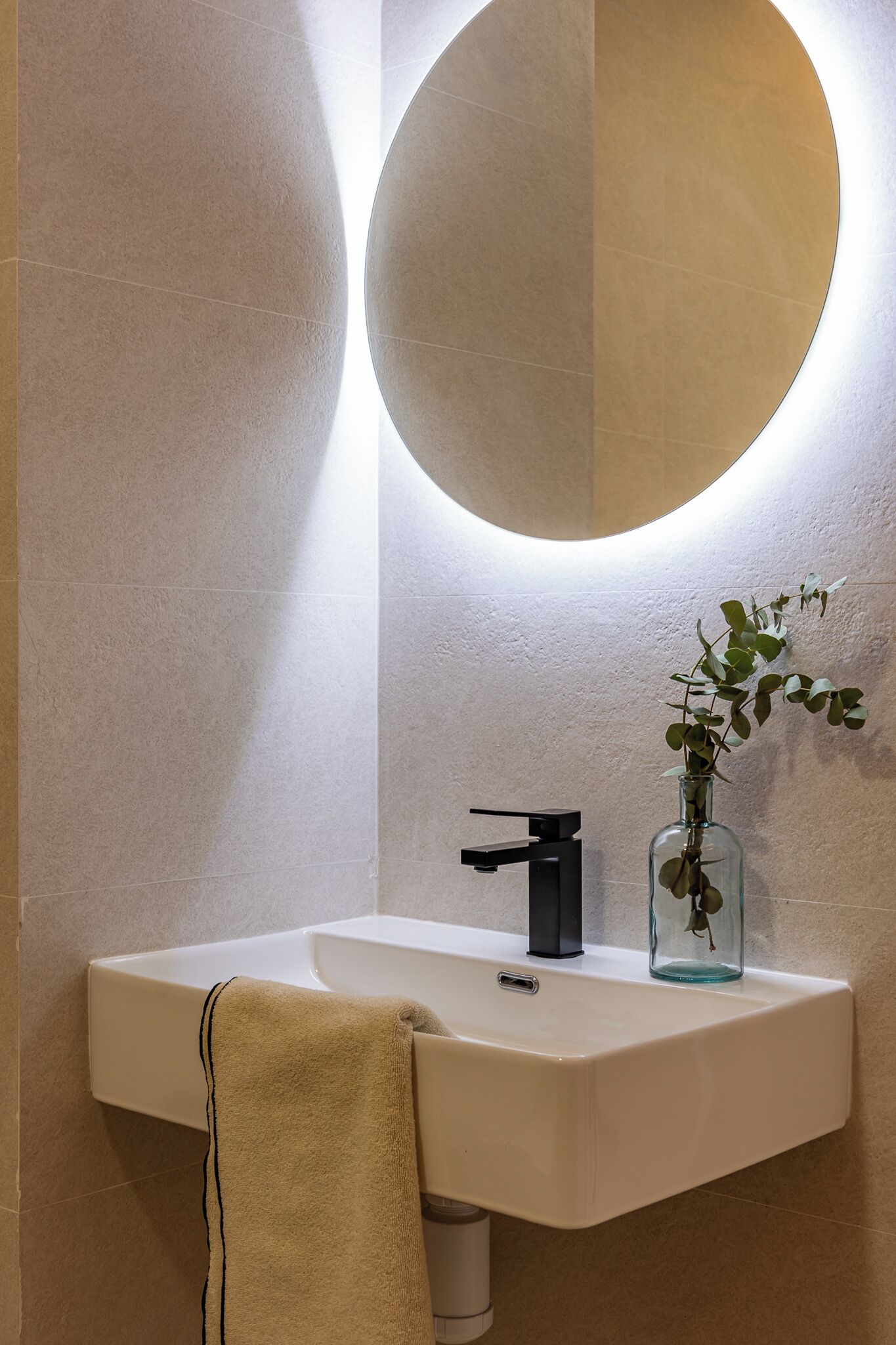 Deluxe Apartment, 1 Queen Bed, Mobility Accessible, Non Smoking | Bathroom | Hair dryer, towels, soap, shampoo