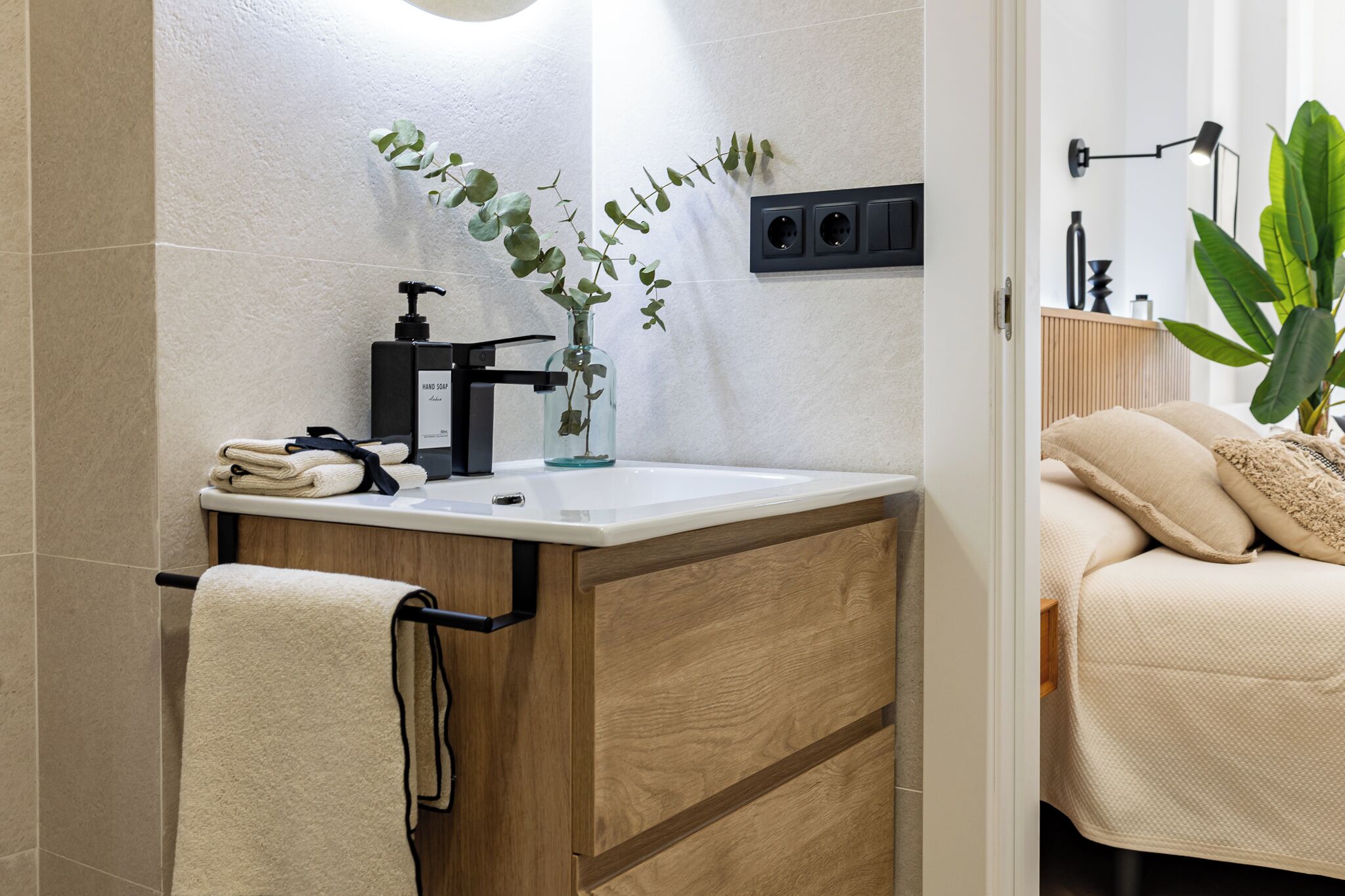 Comfort Apartment | Bathroom | Hair dryer, towels, soap, shampoo