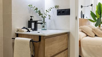 Comfort Apartment | Bathroom | Hair dryer, towels, soap, shampoo