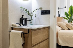 Comfort Apartment | Bathroom | Hair dryer, towels, soap, shampoo - Almirante Suites  (València)