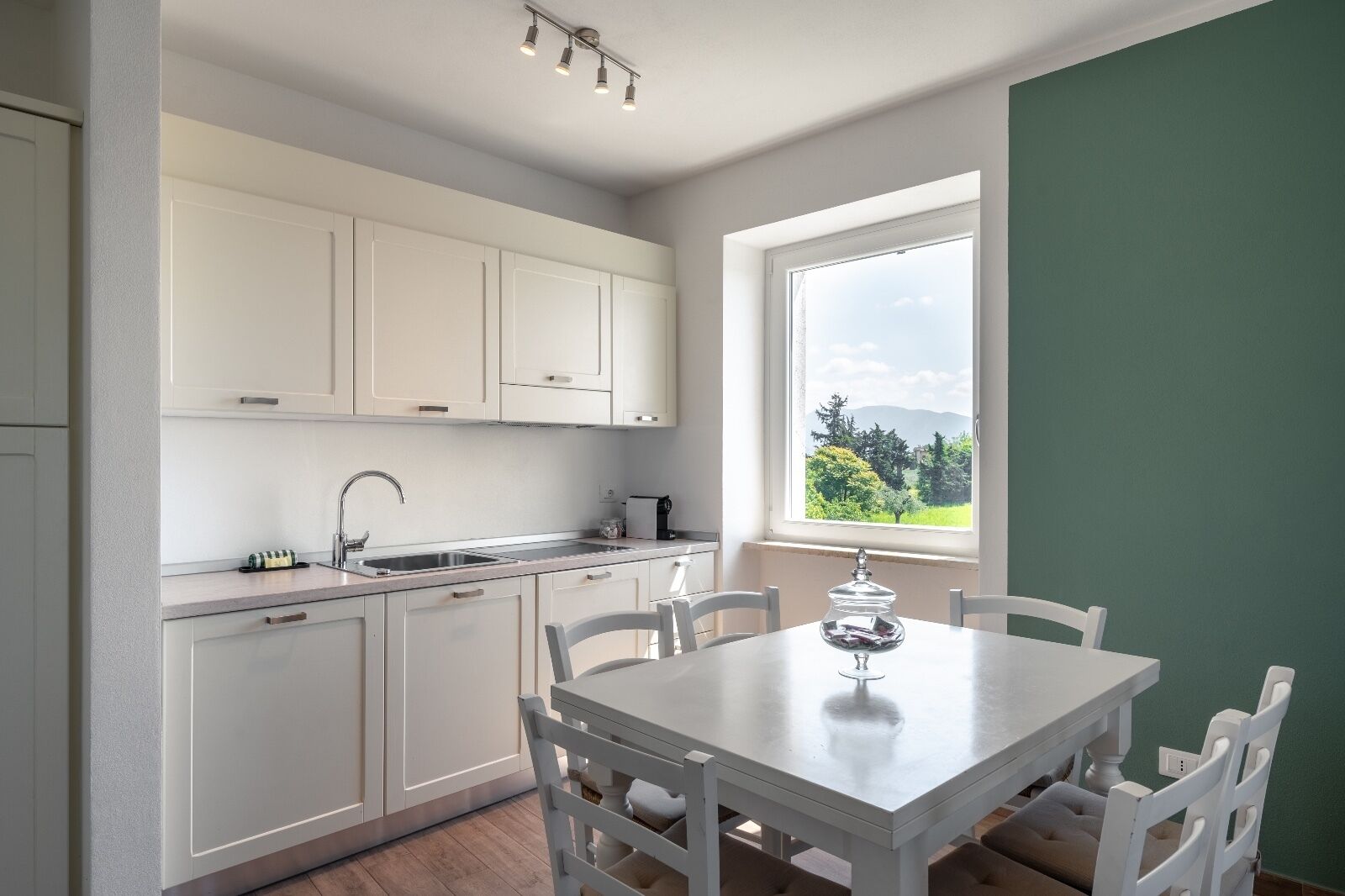 Appartamento Luxury, balcone, vista città | Area soggiorno | TV a schermo piatto