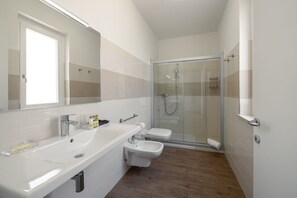 Luxury Apartment, Balcony, City View | Bathroom - Appartamenti Alla Lanterna (Costermano sul Garda)