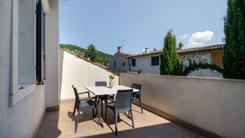 Luxe appartement, balkon, uitzicht op de stad | Terras