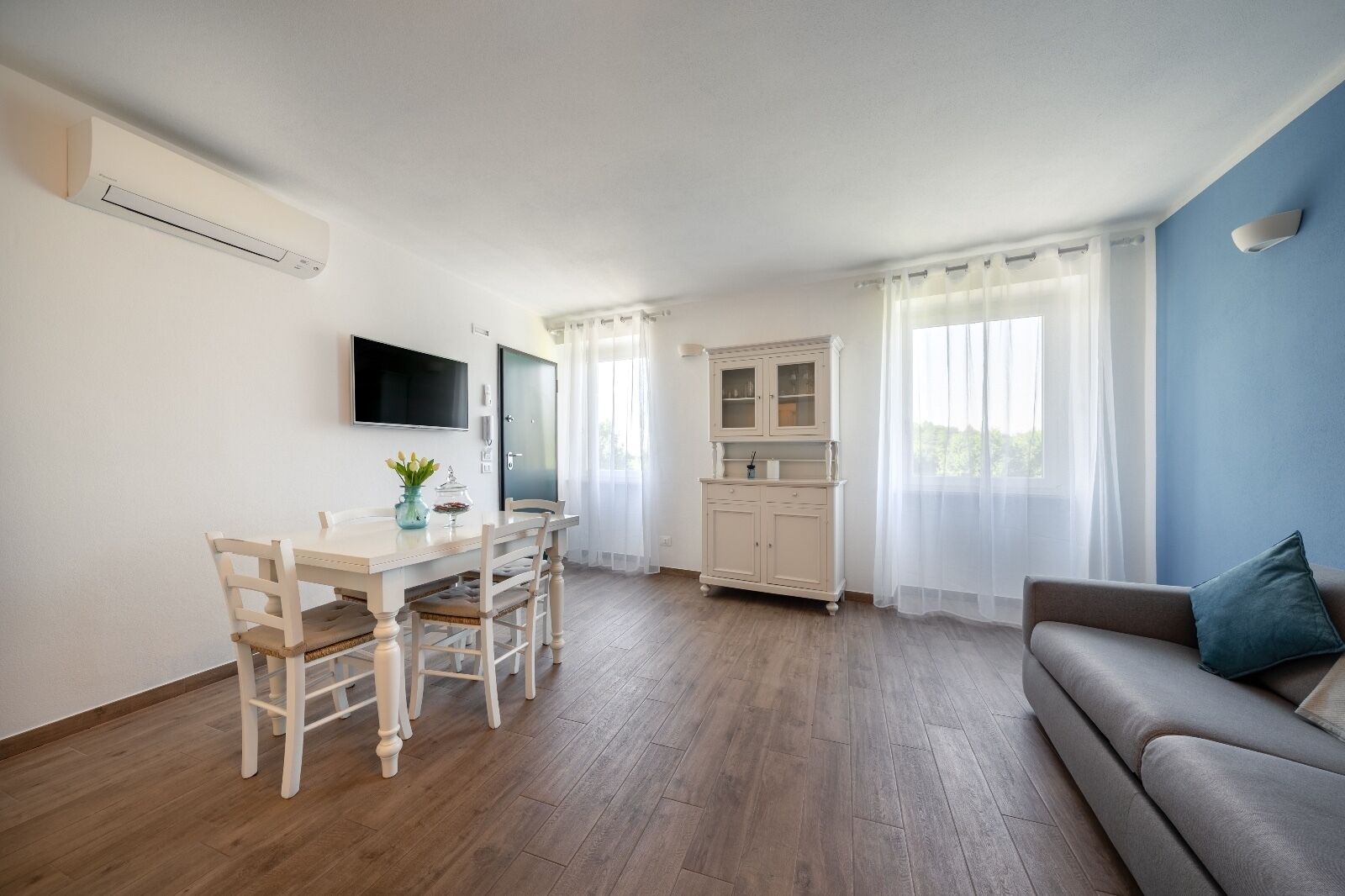 Appartamento Basic, vista città | Area soggiorno | TV a schermo piatto