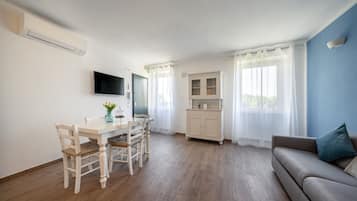 Appartamento Basic, vista città | Area soggiorno | TV a schermo piatto