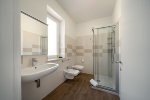 Luxe appartement, balkon, uitzicht op de stad | Badkamer